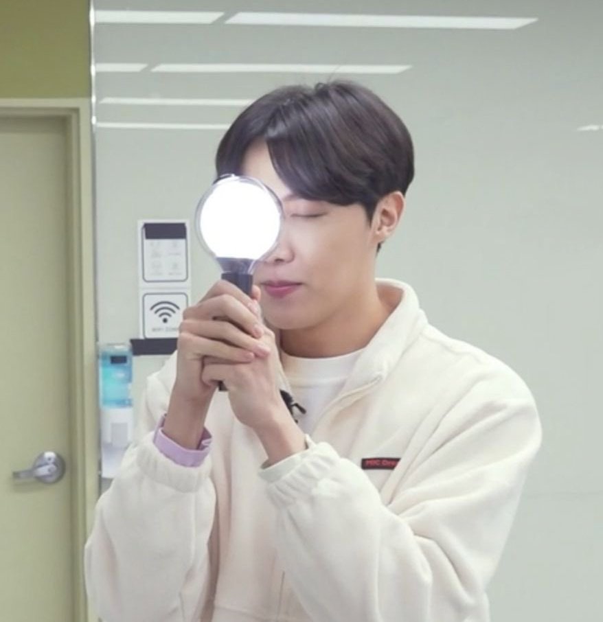 Tomoe_tomatin's tweet photo. Diosito soy yo de nuevo 🙏🏻🙏🏻🙏🏻
#BTSEnChile2022 @BTS_twt @ConnectedBts https://t.co/qyV6RdmDic