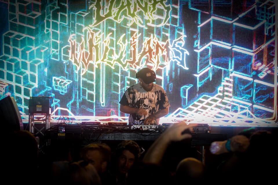 imdankwilliams's tweet photo. Announcement tomorrow! Can’t wait to share the news with you guys! 😈 https://t.co/juC4B6nlDf