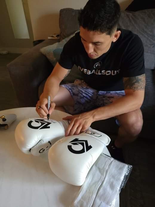 FightFirstFND's tweet photo. 🚨AUCTION COMING TOMORROW🚨

Vince Morales (@vandetta135) is in action this weekend in Las Vegas at the UFC Apex 🇺🇸 

Vince kindly signed a set of gloves and wraps for us to auction off on his fight week!❤️

Keep your eyes peeled on our pages tomorrow for the auction going live💪🏻 https://t.co/2pea9bRD4h