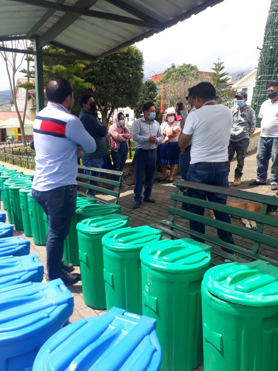 EmmaicjE's tweet photo. A través del trabajo mancomunado entre el GADM de San Fernando y la EMMAICJEP, el día de hoy en la parroquia #Chumblín, se realizó la entrega de recipientes, mismos que servirán para que la población clasifique y disponga correctamente sus residuos.🚮 https://t.co/zXbObqJkHH