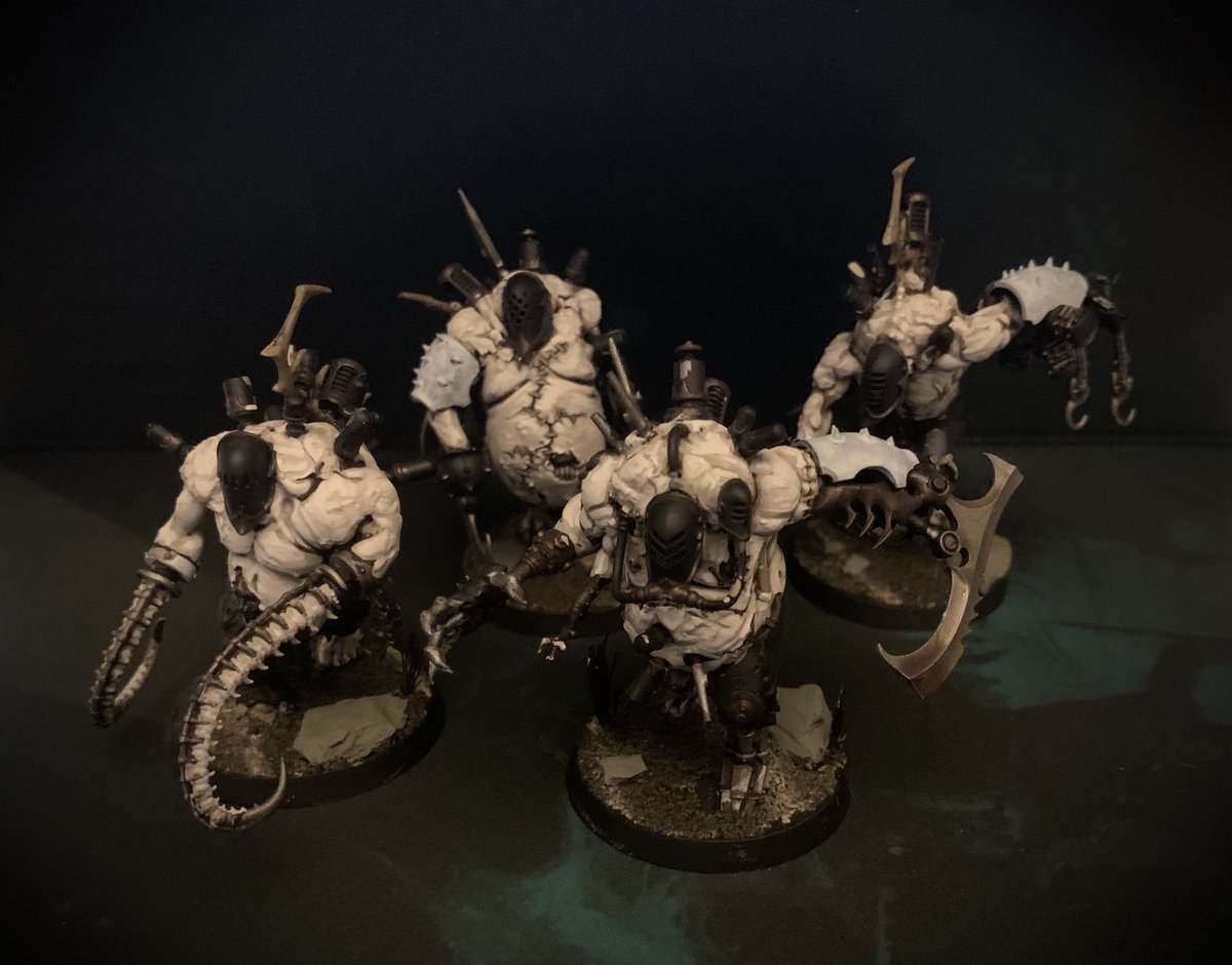 SkySerpent40k's tweet image. I’ve been working on the skin of my Grotesques, I’m really pleased with the depth and how it’s turned out so far. #drukhari #grotesques #covens #paintingwarhammer @WarComTeam