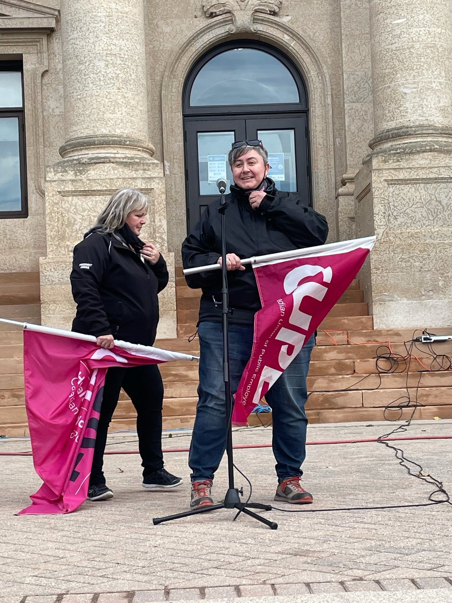 As we hold AGM tonight, we have our fellow workers from @UMFA_FAUM on our mind. We are proud to stand with you on the picket line to end the mandate imposed by @PC_Manitoba.
Shout outs to @supportingumfa for their inspiring activism and leadership. ✊✊
#umfa2021 #umfastrike