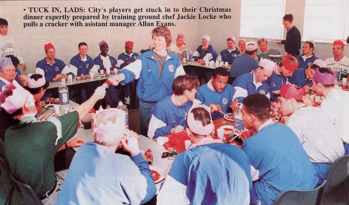 LCFCprogs's tweet image. #LCFCAdvent 🦊 Day 21
@brianlittle912's squad settle down for their Christmas dinner, Fox Leisure style...
#LCFC