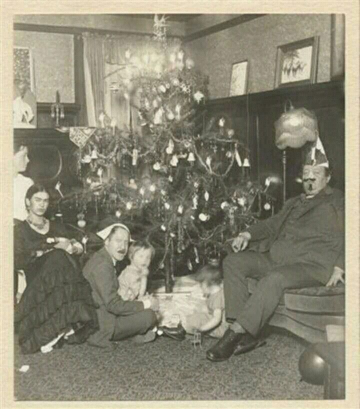 Alflamont's tweet photo. Frida and Diego at a Christmas celebration looks about as awkward as you'd think. https://t.co/yvdTl1FqmN