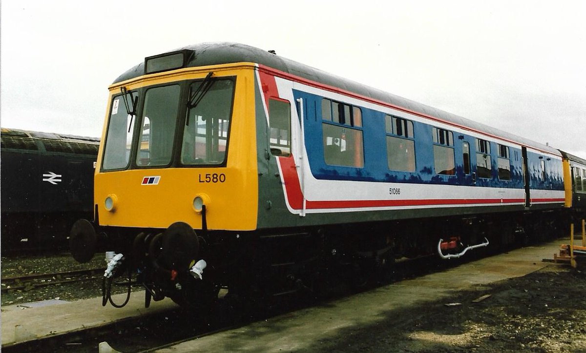SalopianLyne's tweet photo. Doncaster 11th December 1988
Looking very spruce in ex-works Network South East colours, Gloucester RC&W Class 119 DMBC 51066 awaits the rest of set L580. Orange curtains in the first class seats but no yellow stripe?
#BritishRail #Class119 #Doncaster #DMU #trainspotting 🤓 https://t.co/oSKJZUjLbX