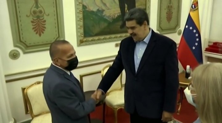UNoticias's tweet photo. 🔵 #AHORA | Presidente Nicolás Maduro recibe a Manuel Rosales, gobernador electo del estado Zulia, en el Palacio de Miraflores.
#30Nov https://t.co/a6VJTDyaPP