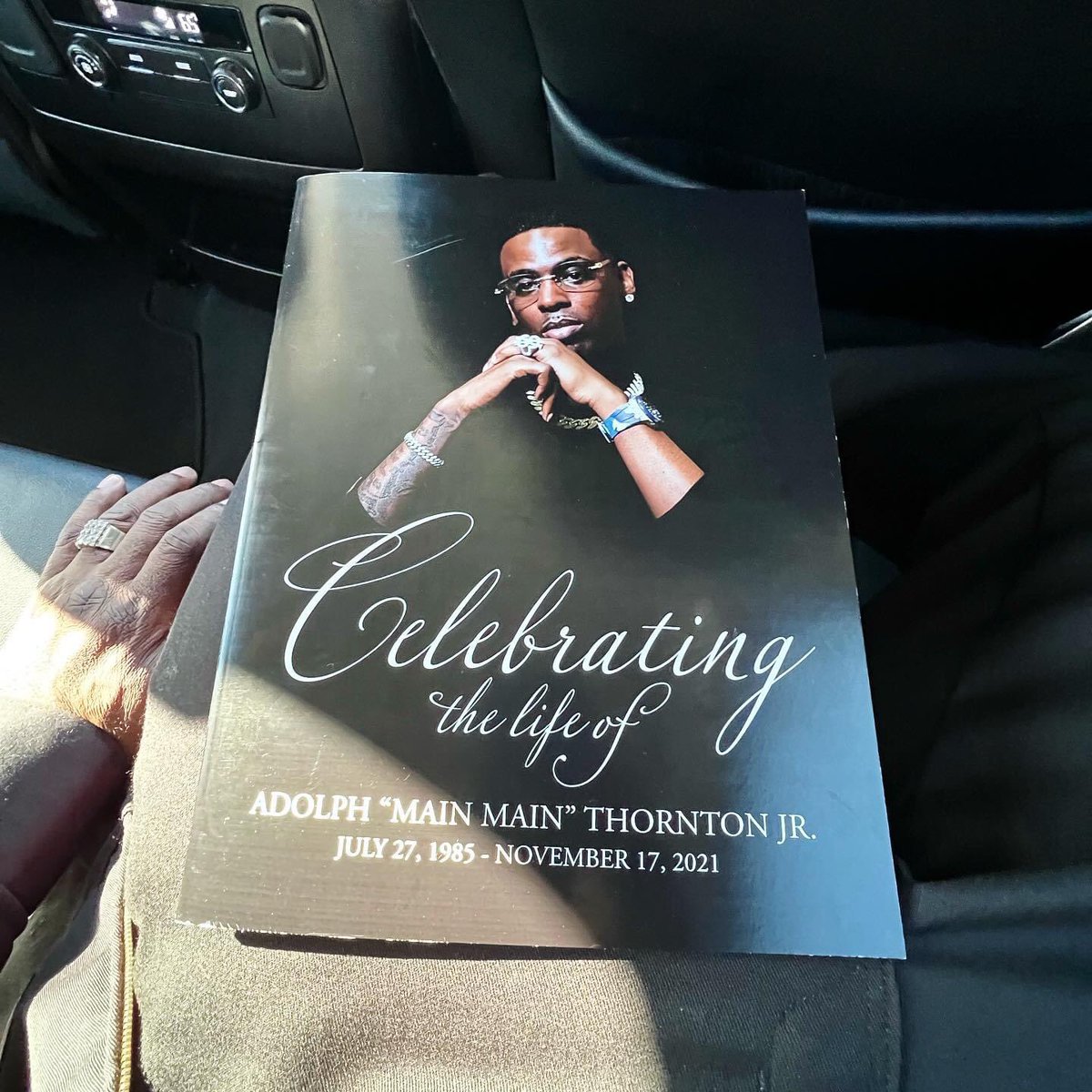 DaLMasterMind's tweet photo. #RIPYOUNGDOLPH #RIPDOLPH Young Dolph 🙏🏾 https://t.co/gARWAO2bUP