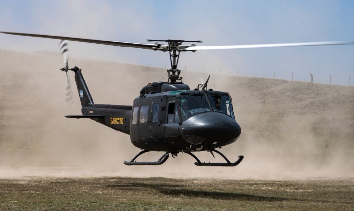 PucaraDefensa's tweet photo. Navegación de la Escuela de Aviación del @Ejercito_Arg
@BellFlight #uh1h #huey2 #CdoAvEj @EMCOFFA_Arg #bell206 #cbcph @FuerzaAerea_Arg @Armada_Arg #armadaAR #faa #helicoptero @helis @saorbats @Argendef  

https://t.co/fU3Ysm1eQS https://t.co/s59AClehs7