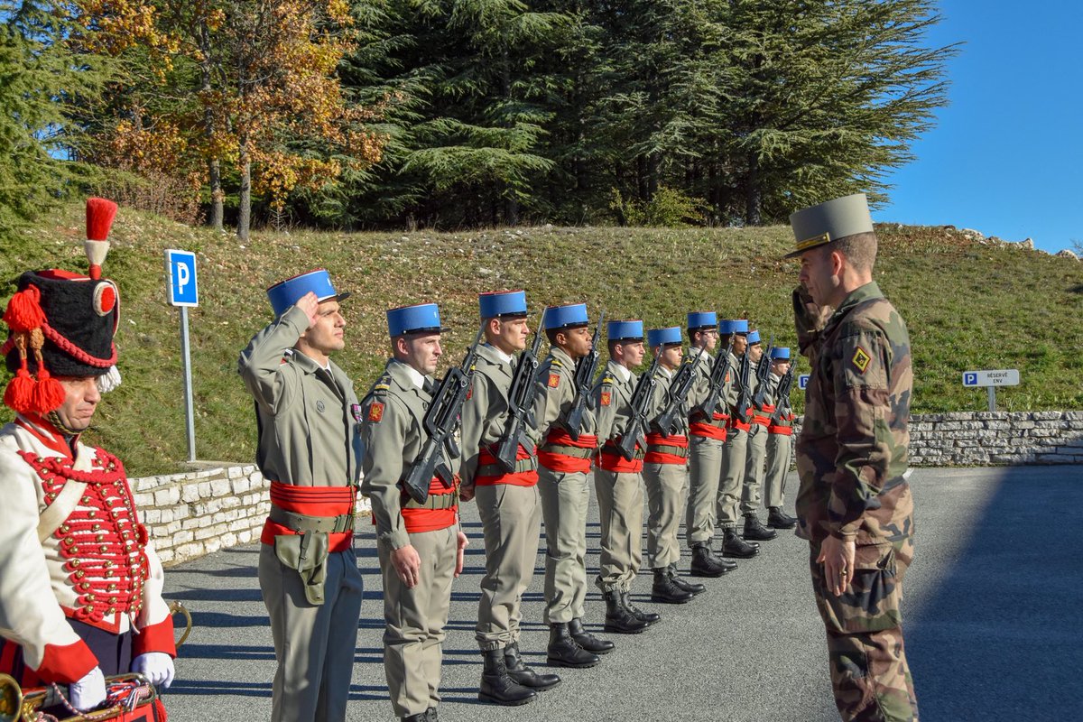 CDC_1eRCA's tweet photo. Depuis hier le @1RCA_canjuers a l’honneur de recevoir son chef le GBR Pinon pour lui présenter ses personnels, ses moyens et son énergie à remplir sa mission au profit du @COM_E2CIA et de toute l’@armeedeterre ! #UbiquePrimus #PrepaOps et #TransfoScorpion https://t.co/5ohpt0Lqua