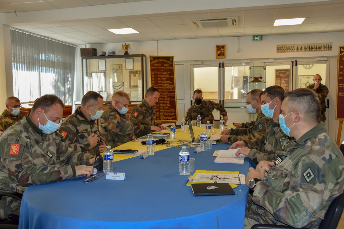 CDC_1eRCA's tweet photo. Depuis hier le @1RCA_canjuers a l’honneur de recevoir son chef le GBR Pinon pour lui présenter ses personnels, ses moyens et son énergie à remplir sa mission au profit du @COM_E2CIA et de toute l’@armeedeterre ! #UbiquePrimus #PrepaOps et #TransfoScorpion https://t.co/5ohpt0Lqua