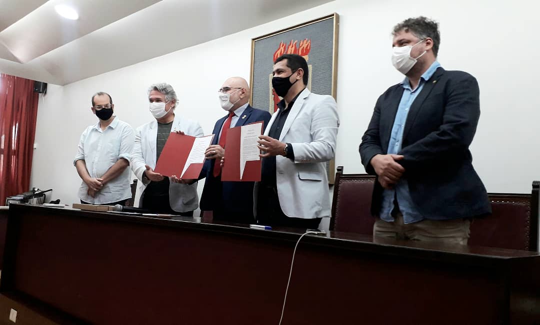 iguedes_br's tweet photo. Celebramos hoje no gabinete do reitor da UFPE o Acordo de Coop. Téc. do projeto BIM Pernambuco que visa promover o  desenvolvimento tecnológico e inovação no setor AECO por meio de ações integradas entre o CREA - PE e a UFPE, especificamente com a equipe téc. da Célula BIM UFPE. https://t.co/0CcyvvVktI