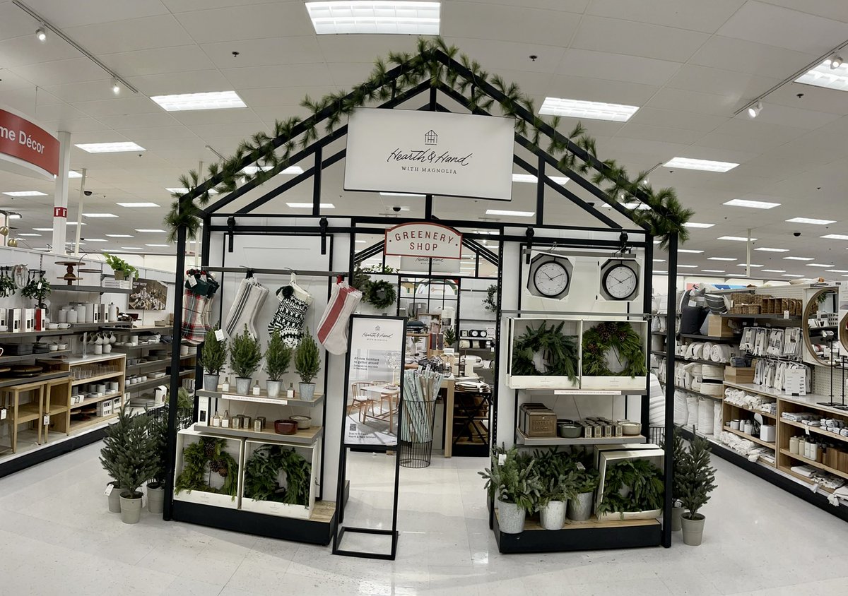 MaySandlin11's tweet photo. Flex and flex💪🏽 #visualmerchandiser #target #remerch #impactful #holidayseason https://t.co/3OyoFlci8J