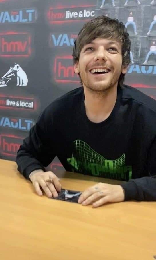 frlssfrat's tweet photo. apreciación de Louis Tomlinson mirando a sus fans a lo largo del  tiempo 

#Walls #LouisTomlinson https://t.co/AUD4uc5bTw