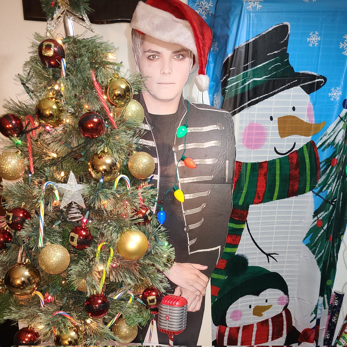 I dont care what my family says @gerardway belongs by the Christmas tree..he is THE STAR 🥲
#chrismas #gerardway #mychemicalromance #theblackparade