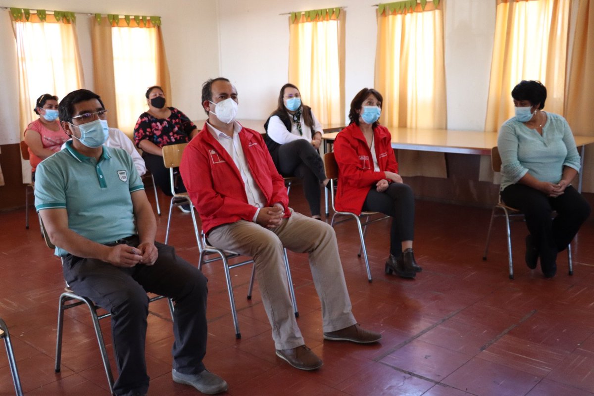 minvuaraucania's tweet photo. En esta tarde, nos hemos trasladado hasta #Traiguén para comenzar con el inicio de obras del Mejoramiento de la Sede Social de la JJ.VV. Renacer. Obras que se podrán ejecutar, gracias al DS-27 del @Minvu, con una inversión de 54 millones de pesos.
#Temuco #Araucanía https://t.co/MPrejM0vDe