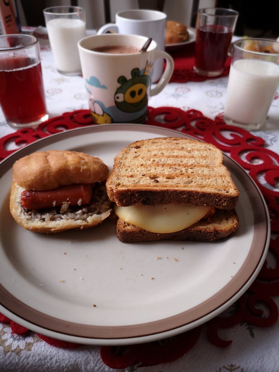 JuhaTenhonen's tweet photo. #äijävälipala #lihapiirakka #atria #chorizonakki #diy #hotdog #elonen #suomileivos #tunnelma #kynttilät #ruusut #tummanpunainen #kukatkertovatenemmänkuintuhatsanaa #minäkaipaasinua #minärakastansinua #intohimoinenrakkaus #amaryllis #ihanakauneus #ujous https://t.co/tEFfZh1gYI