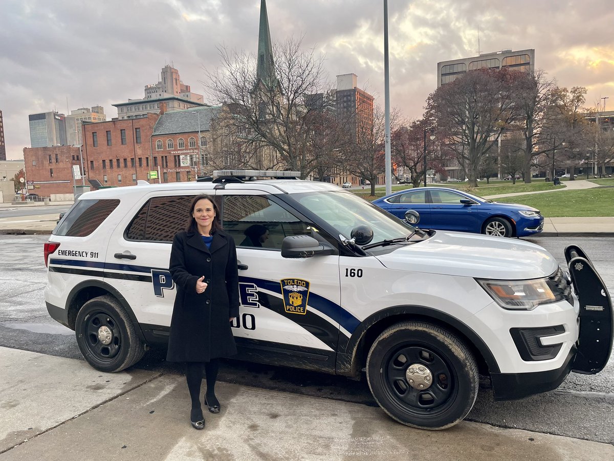 JaneTimkenOH's tweet photo. A major priority of my campaign is defending Ohio's police officers and first responders.
As part of @HarazGhanbari's #RideAlongAndLearn challenge, I rode shotgun today w/ the @ToledoPolice to gain a better understanding of what they deal with every day.
POLICE ARE OUR HEROES! https://t.co/SsFWH9PlfM