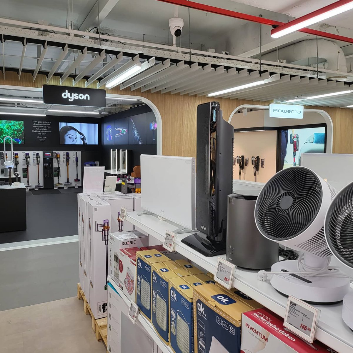 the_industrious's tweet photo. Check out our Retail Review of the MediaMarkt Tech Village concept https://t.co/giVw77vgE1
#retailtech #shopperexperience https://t.co/2tIR6KAXOI