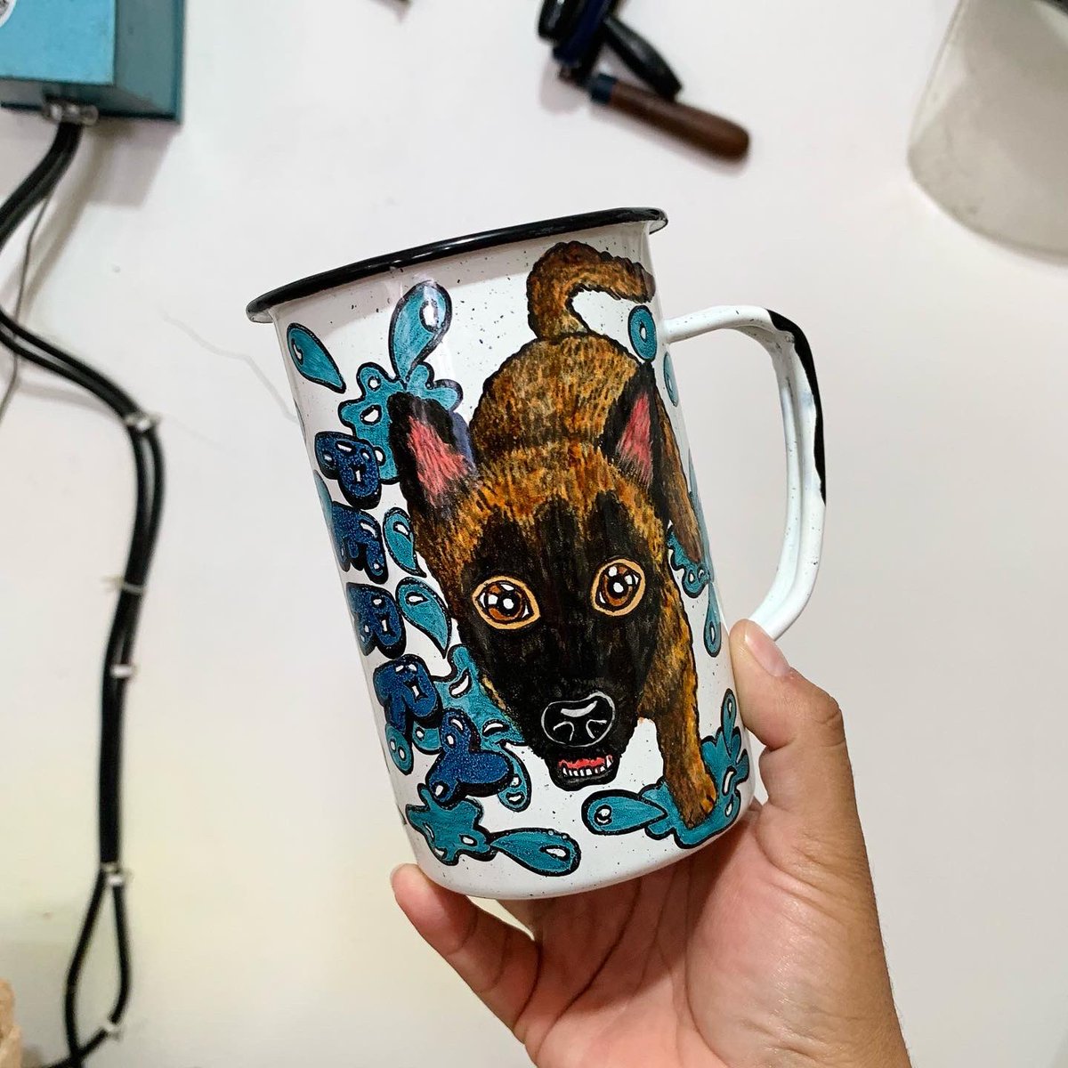StudioTerricola's tweet photo. Tarro y plato pastelero de “PERRY” 🐕🤟🐶👩‍🎨🎨 .
.
.
#ilustracionpersonalizada #peltre #doglover #enamelware #cup 
#customillustration #handmade #homedecor https://t.co/wTmbn2pzxz