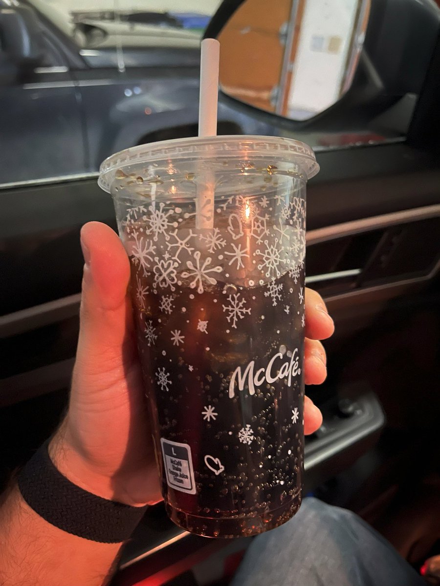 Apex_8Bit's tweet image. #MCDONALDS transition to paper straws from plastic straws….. and from paper cups to…. Plastic cups.