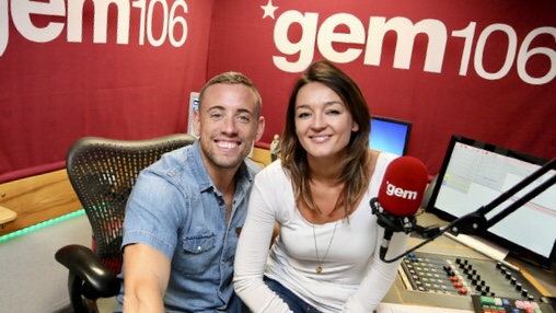 RadioWatcher's tweet photo. @amyvoce from DJ duo Sam and Amy receives honorary degree https://t.co/3wQM4SgsRB
#presenternews #ukradio #virginradio #gem106 #radiointheuk https://t.co/NojnTu0ETj