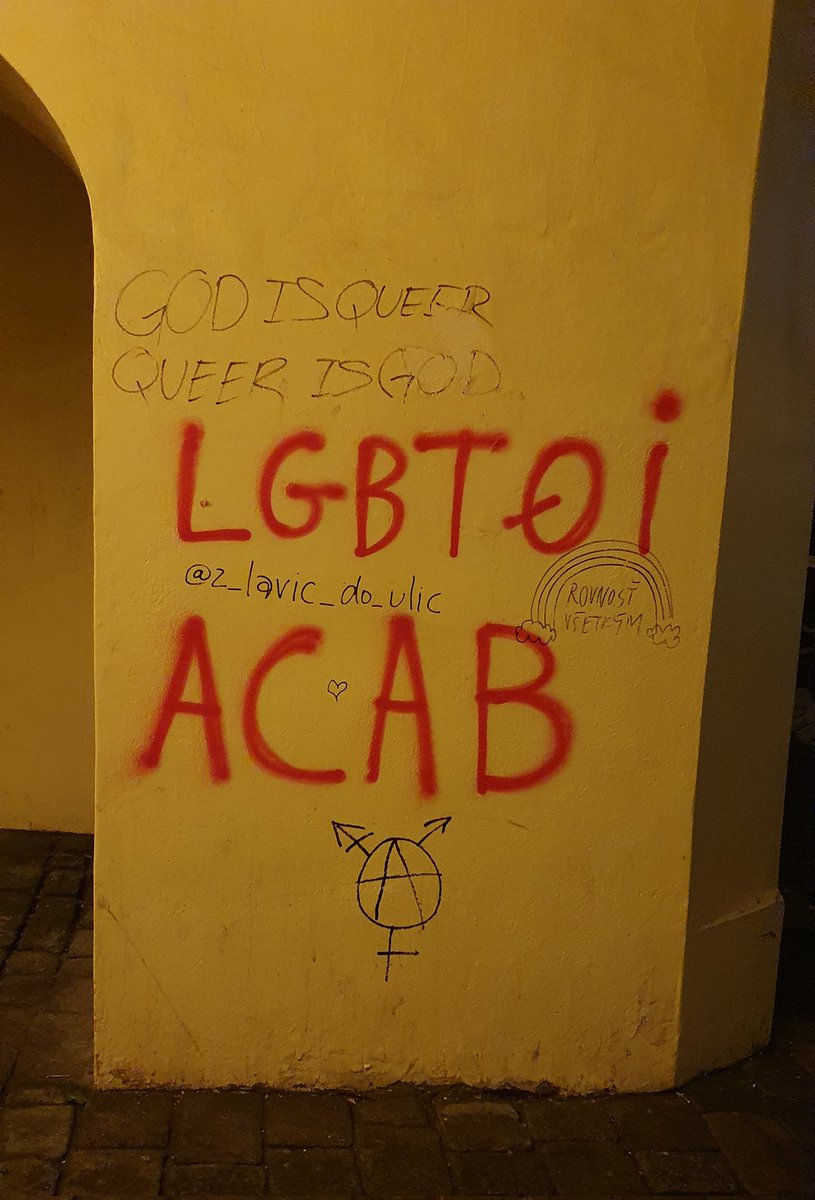 wokeflamingo's tweet photo. will uns der Künstler damit sagen, dass er/sie* LGBTQI Polizisten nicht mag? Und #GodIsQueer könnte als #Islamophobia ausgelegt werden. https://t.co/Lcp0FoTdXc https://t.co/mUG3aYboJJ