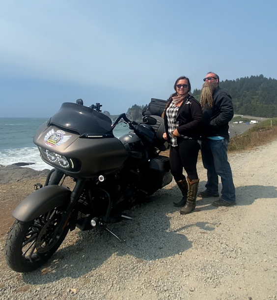 the_ornery_one's tweet photo. "Hold your head up high
Keep your eyes fixed where the trail meets the sky
And live like you ain't afraid to die
And don't be scared, just enjoy your ride"
#stayornery #harleydavidson #roadglidespecial #openroad #couplesthatride #livetoride #longdistancerider #motorcycles https://t.co/ceGGWiHzfM