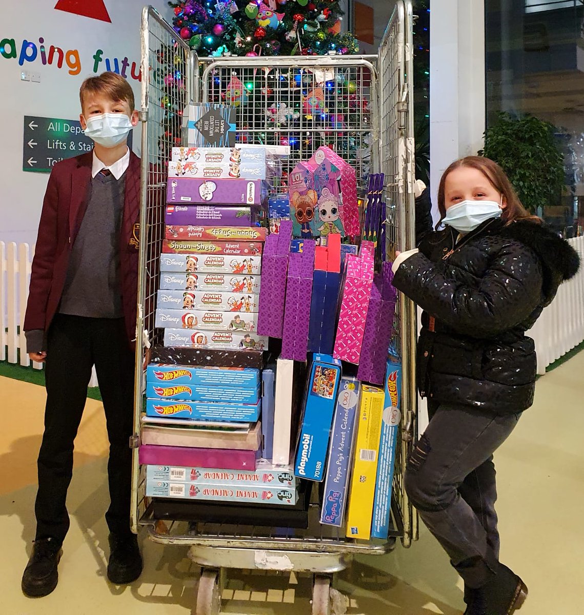 forAvaFriends's tweet photo. Two hospitals, two nights, 150 calendars! We really hope the young patients @Ward_3B @AlderHey &amp; @RMCH_BMTU @RMCHosp have a fab time in the run up to christmas with their activity #AdventCalendar
Big thanks for all your donations!🎄🎅
https://t.co/ByLpHHdVVg https://t.co/atcnCPSbDN