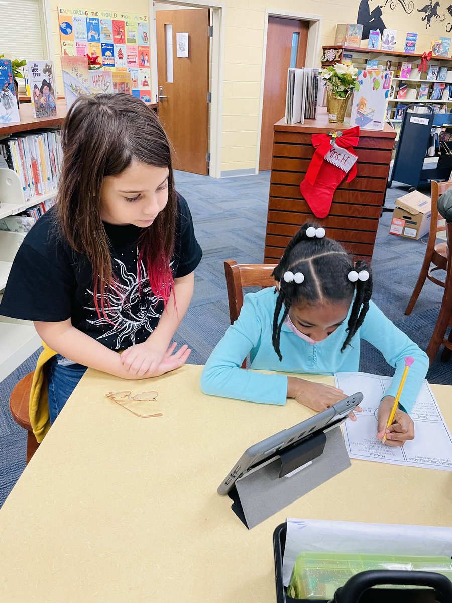 OceanBay_Elem's tweet photo. Today, 5th graders assisted 1st graders with animal research. Students used a print and digital resources and organized their findings using a graphic organizer. This was a wonderful opportunity for students in both grade levels. #OBELearnGrowAchieve #HCSLibraryInfo @HCSInfo https://t.co/KWymvyH5jp