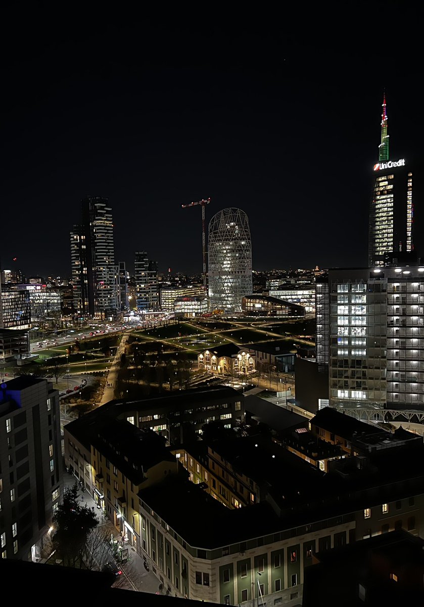 PaoloFrigoli's tweet photo. #Milano #RoofTopIsola https://t.co/i0xYjIpk81