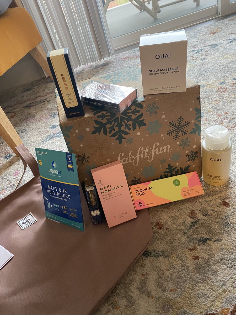 YAGIRLCAM's tweet photo. Winter box is here🤩 @FabFitFun @CorazonCabo #fabfitfun #fffgiveaway #corazoncabo https://t.co/cE30Uv4xUj