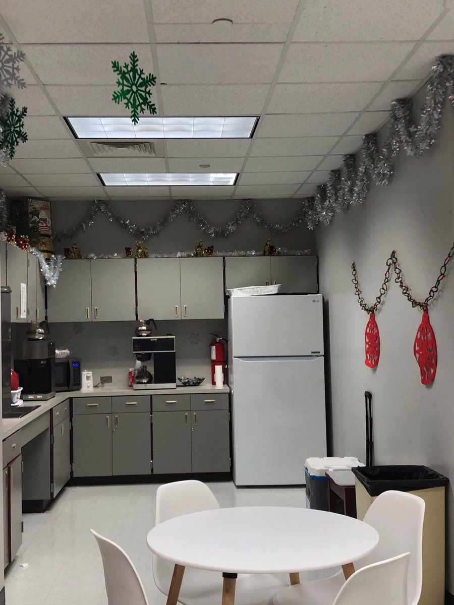 TimberwoodPTA's tweet photo. Happy Holidays from the PTA to TMS teachers and staff 🎄🐾🎄 https://t.co/GBCZS4HPBB