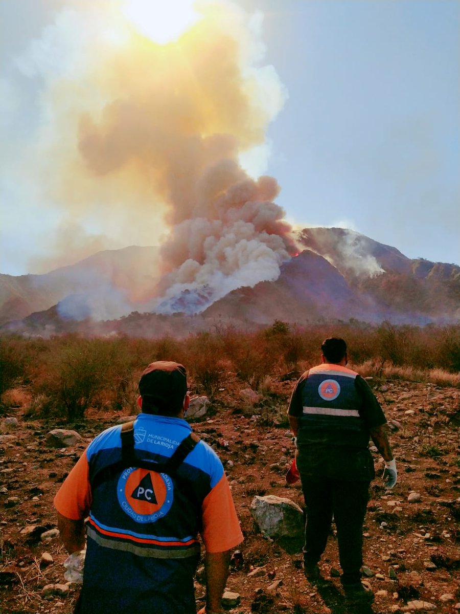 Proteccionlr's tweet photo. En conjuntos con Areas de Contingencia tales,
como Bomberos Voluntario, Bomberos de la Provincia  y Protección Ciudadana Trabajamos  para controlar el incendio en el Cerro de la Cruz. 
#LaRioja #proteccionciudadana https://t.co/7hiuVfFLQc