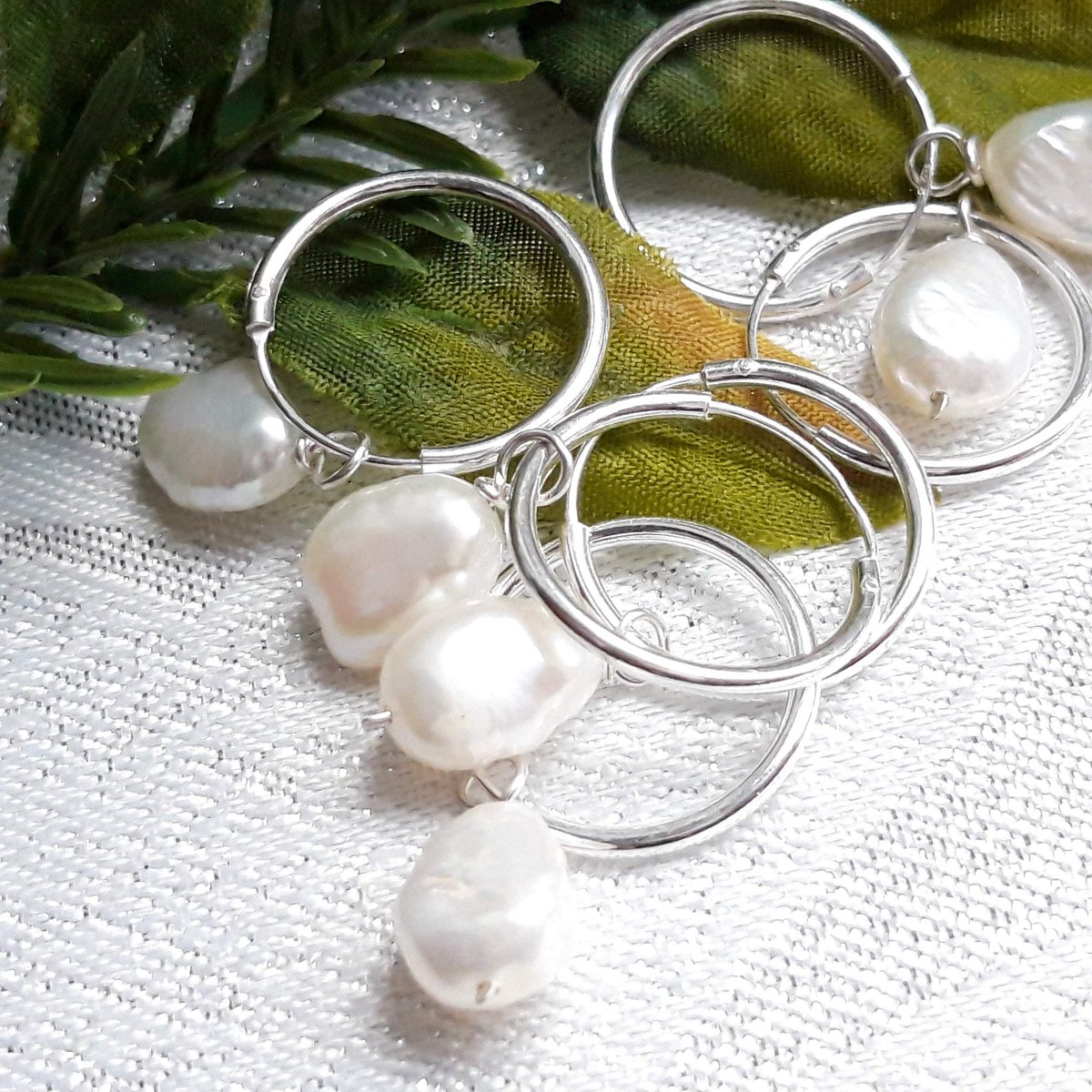 Cheryls_Jewels's tweet image. I've just added a few more of these popular earrings as they're selling fast. Don't miss out!  etsy.com/uk/listing/841… #mhhsbd #etsy #hoops #pearlearrings