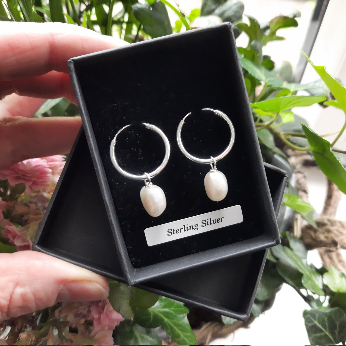 Cheryls_Jewels's tweet image. I've just added a few more of these popular earrings as they're selling fast. Don't miss out!  etsy.com/uk/listing/841… #mhhsbd #etsy #hoops #pearlearrings