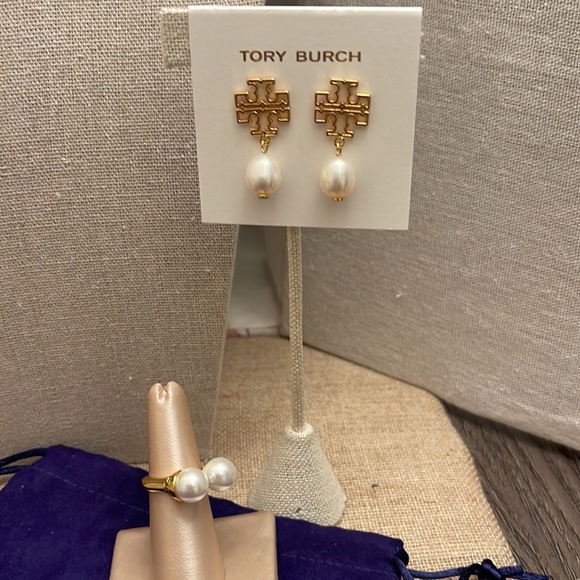 thechicbirdie's tweet photo. So good I had to share! Check out all the items I'm loving on @Poshmarkapp #poshmark #fashion #style #shopmycloset #toryburch: https://t.co/62NHz8gXik https://t.co/2hhbYozrKQ