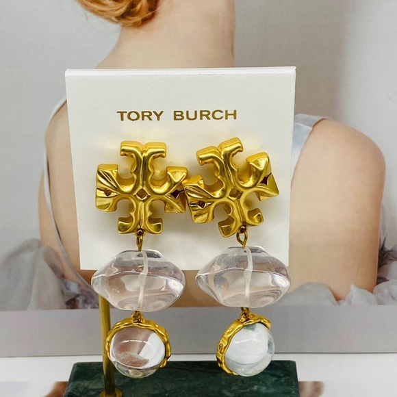 thechicbirdie's tweet photo. So good I had to share! Check out all the items I'm loving on @Poshmarkapp #poshmark #fashion #style #shopmycloset #toryburch: https://t.co/62NHz8gXik https://t.co/2hhbYozrKQ