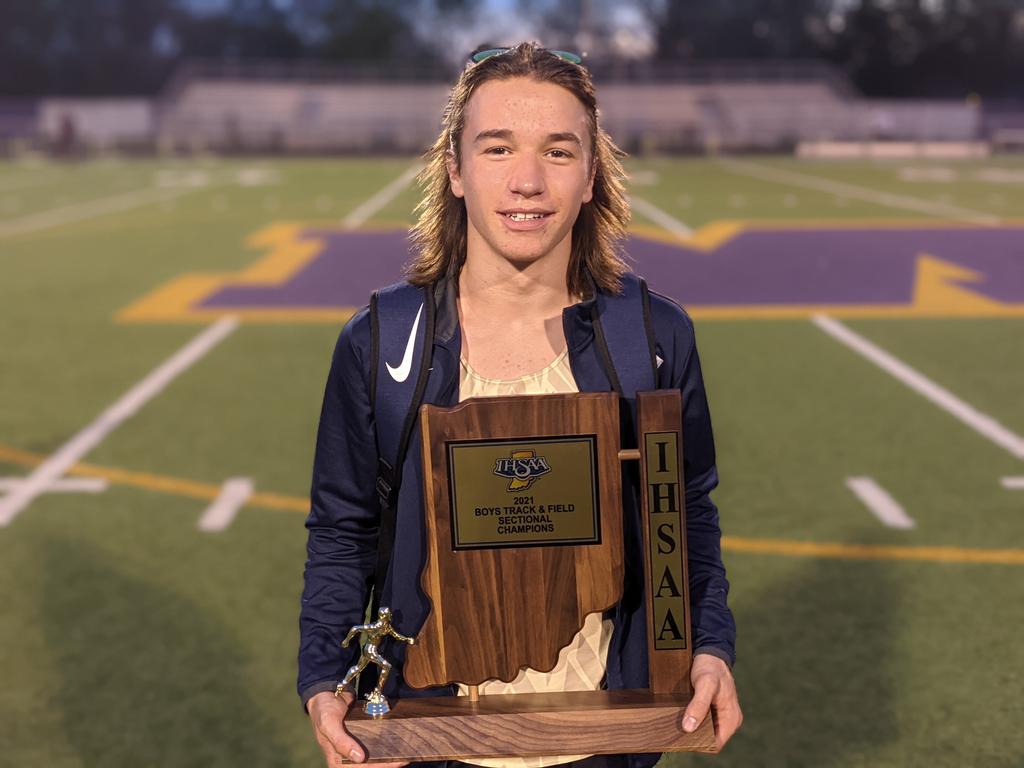 OHXC_OHTF's tweet photo. 🚨SIGNED🚨
CONGRATS to OHTF Golden Eagle Senior Owen Brookshire on signing to compete at Taylor University! Owen improved 2ft in the Pole Vault as a Junior to win both individual County &amp; Conference Titles as well as advance to the Regional. #BeUncommon  @TaylorXCTF https://t.co/zEJr8usAhy