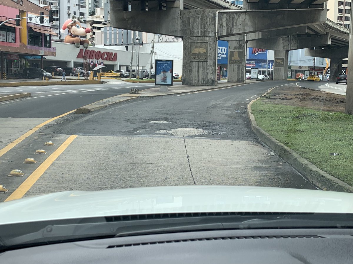 Este hueco no tiene ni tres meses de haber sido parchado ⁦<a href="/MOPPma/">Ministerio de Obras Públicas de Panamá</a>⁩ y mire cómo está ! He visto lo mismo en otras calles. Que empresa habrá hecho este trabajo, que inspectores lo revisaron? Cuánto nos costó ?