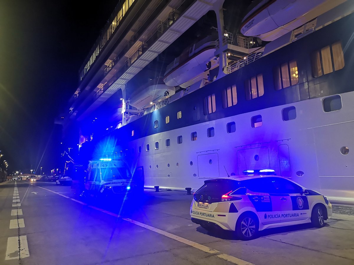 SPPLB_TNF's tweet photo. Buque Marella Explorer 2,pasajera con fractura de tobillo.
#policíaportuaria escolta ambulancia.
#Puertosdetenerife
#policíaportuaria turno de noche 👮🏿‍♂️👮🏼‍♀️☕. https://t.co/vmu6xFqE7S