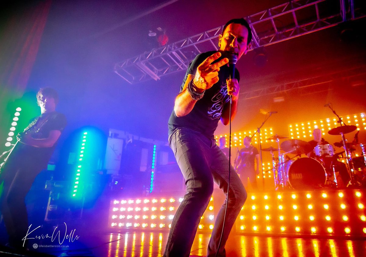 BigwhopperKevin's tweet photo. The legend that is Mr Rick Witter showing his appreciation….again 😂 Shed Seven at the O2 Academy Sheffield 30.11.21 @Ricktw1tter @shedseven @Reverend_Makers @O2AcademySheff #o2academysheffield #shedseven #maximumhigh #goingforgold #rickwitter #Sheffieldissuper #sheffield https://t.co/WwS78RS97u