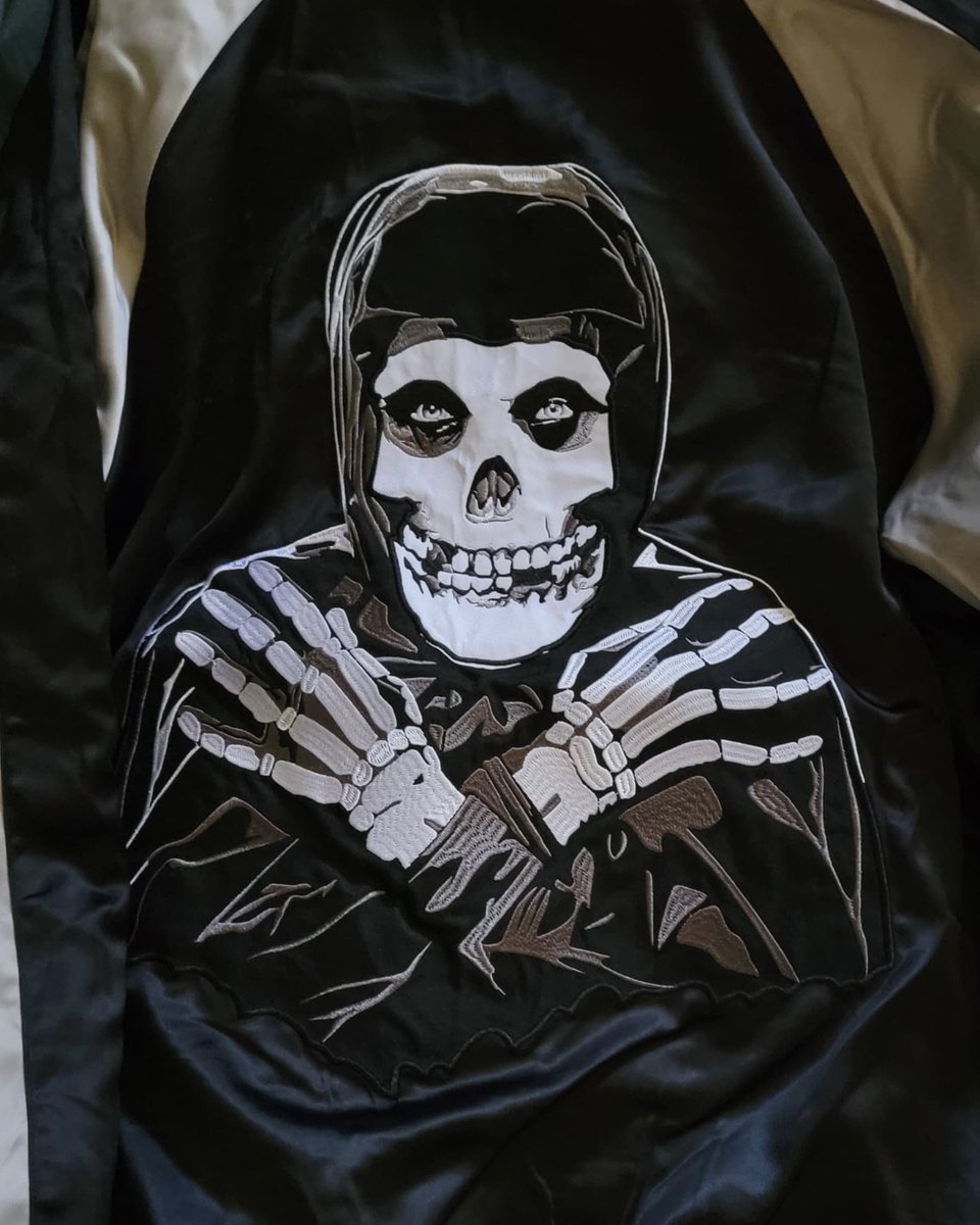 Live_Undead_666's tweet photo. New jacket. It's reversible too. #misfits #middleofbeyond #whoa #feind #crimsonghost https://t.co/CChOWRiqIH