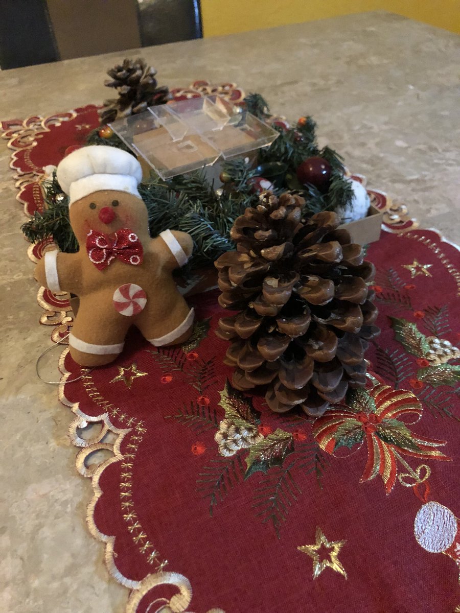 cejasypecas's tweet photo. 😬 🎄 

Ya empezaron a decorar twiterland? 

Yo empecé hoy. Y la verdad es que si me gusta la decoración navideña 🎅 

#xmas #yahueleanavidad #Navidad #yavienenavidad #xmascoming #smellslikexmas https://t.co/8sHRC6X3aa