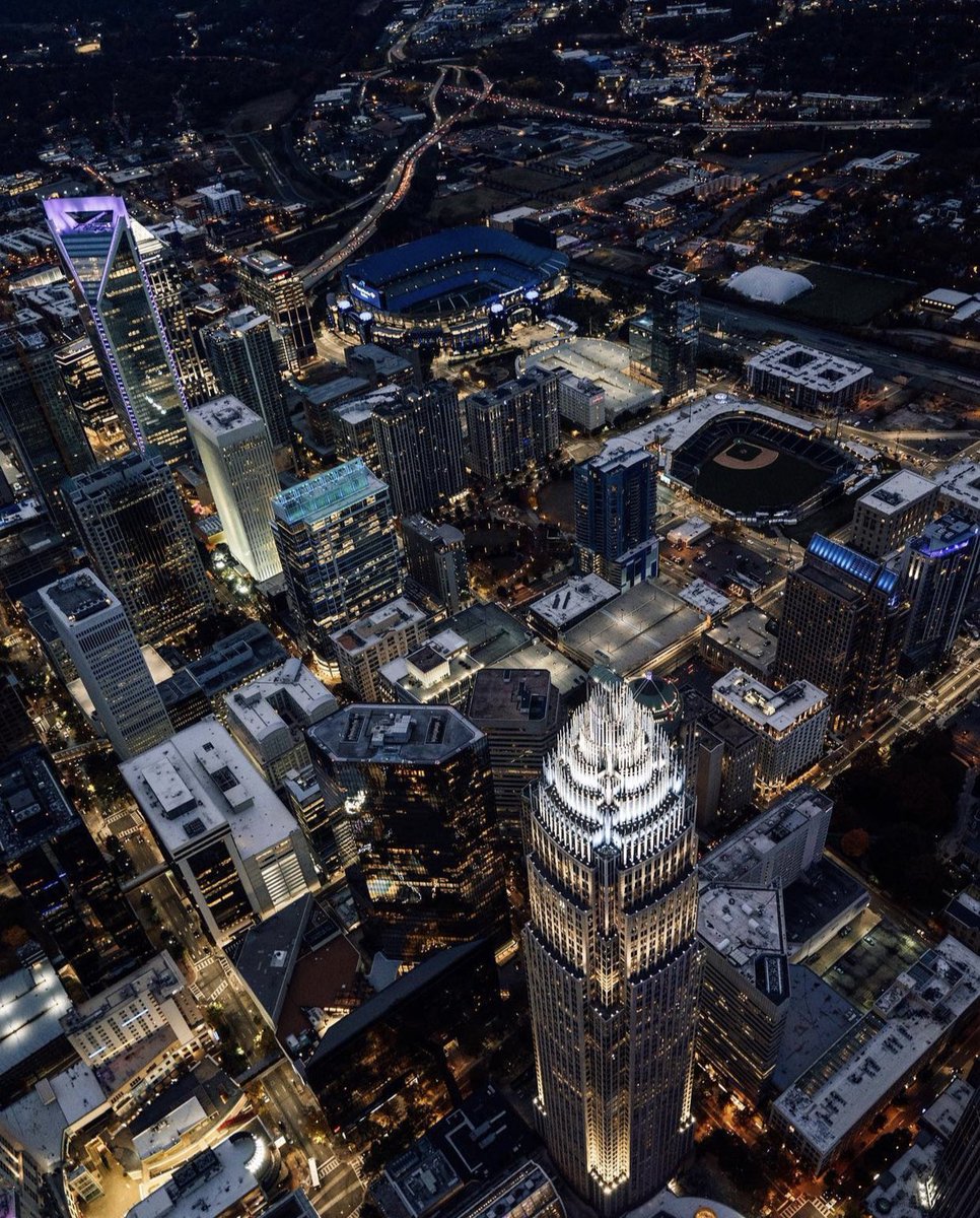 CLTGuide's tweet photo. What a view of the Queen City 🤩 

📸 @codylhughes https://t.co/gvrvAgMn7e