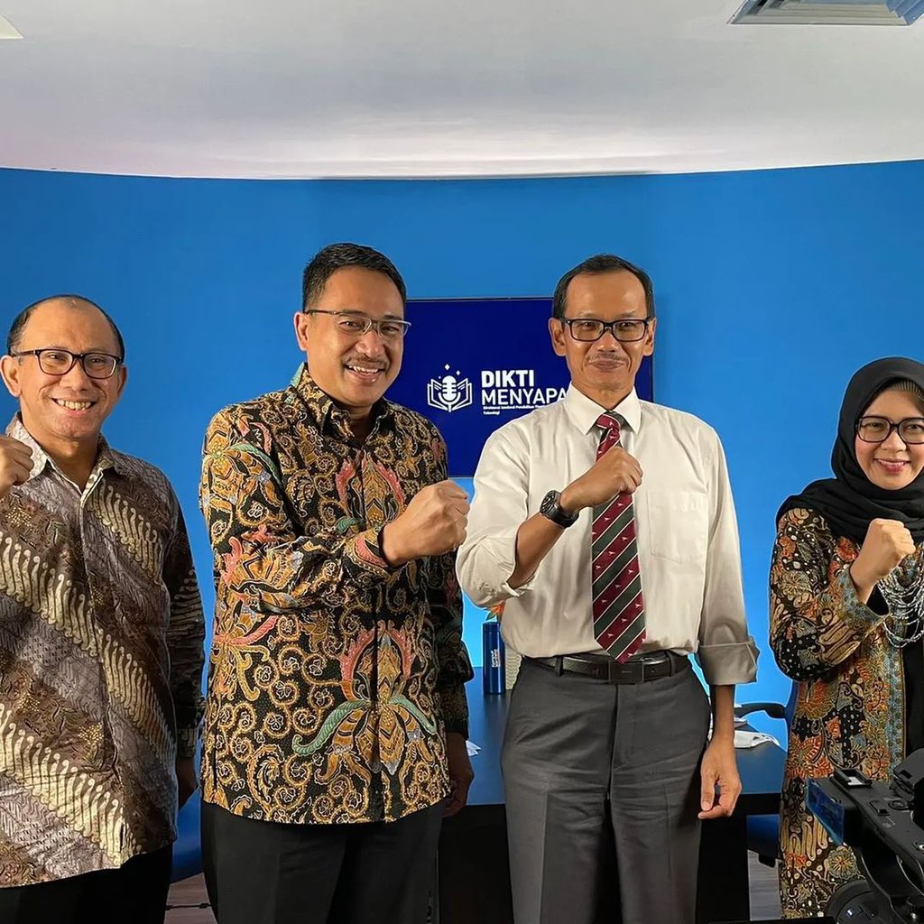 Sore ini Dikti Menyapa inovator kita Dr. dr. Awal Prasetyo. Beliau adalah Dekan FKIK Universitas Bengkulu, dan dokter spesialis THT dan ahli bedah kepala dan leher FK Undip. Bersama Karoseri Laksana @laksanabus dan PO Sumber Alam <a href="/sumberalam/">budi harto</a>.id, beliau dkk.