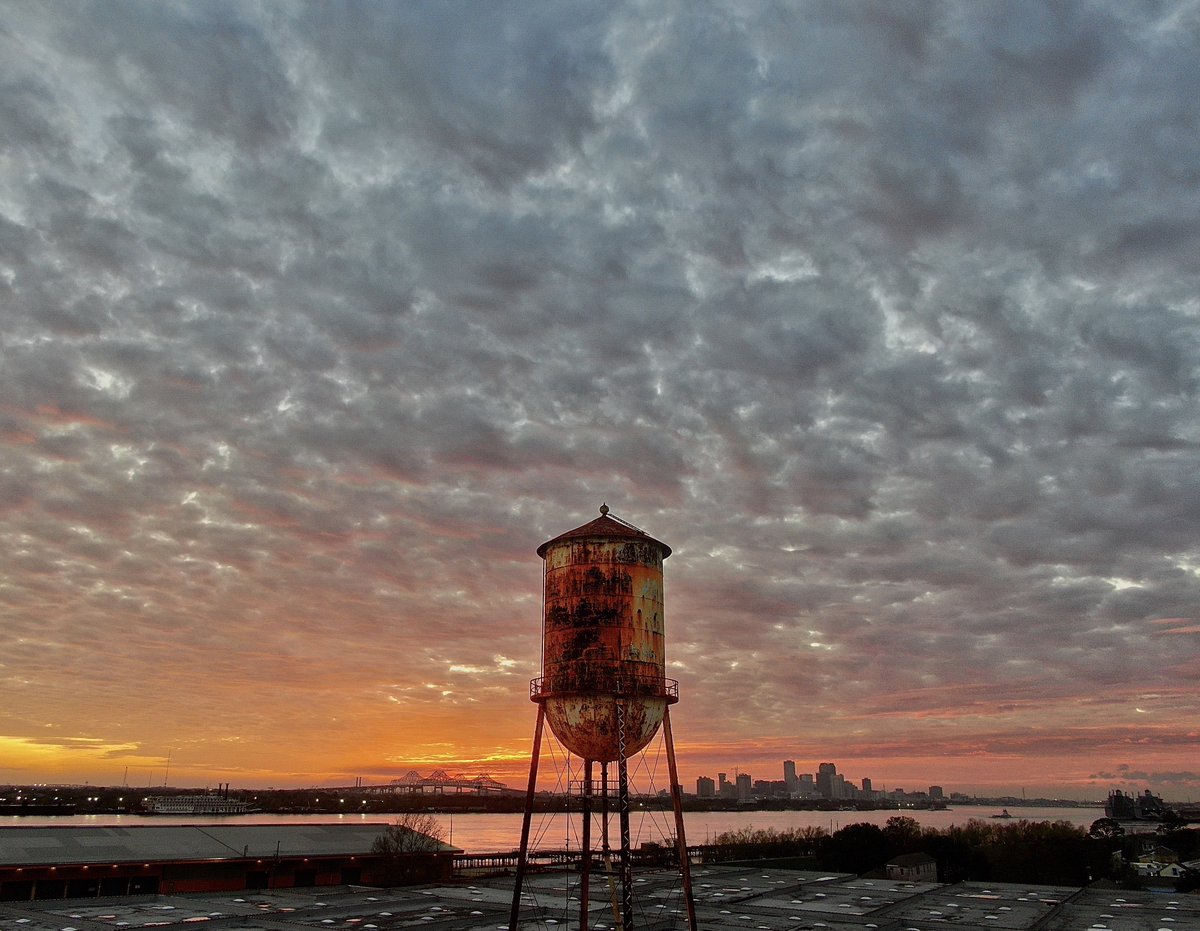Замерзшая водонапорная башня Замерзшая водонапорная башня