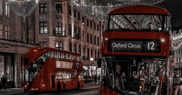 shinelarryx's tweet photo. Harry não esqueceu o garoto que beijou a meia noite no ano novo de três anos atrás, seu sonho era poder ver os doces olhos azuis de Louis novamente. Agora, ao se mudar para Londres e começar sua tão sonhada faculdade, ver Tomlinson dando aulas no mesmo local era surreal. https://t.co/1SioiH1KWQ
