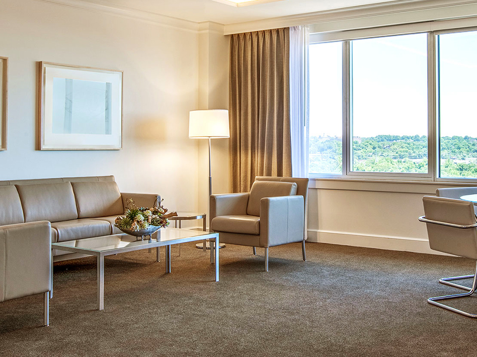 InterConCLE's tweet photo. Plan a quick romantic or family getaway to #Cleveland. Experience the best of your stay at #InterConCLE offering urban-inspired luxury suites with balcony views. Explore more and book now. #visitmeinCLE #thisisCLE #Ohio https://t.co/bvVR5Sn6YC https://t.co/R5Pe3YLKQY