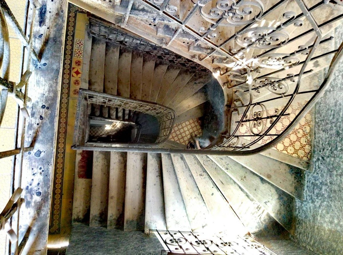 radel_art's tweet photo. This is an accident waiting to happen. I wonder how many tourists die falling down European stairs https://t.co/tHMskalD5a