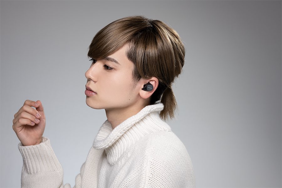 MANATOに白ニット 横顔と魅せられるまつ毛 福耳にイヤホン テクニクス